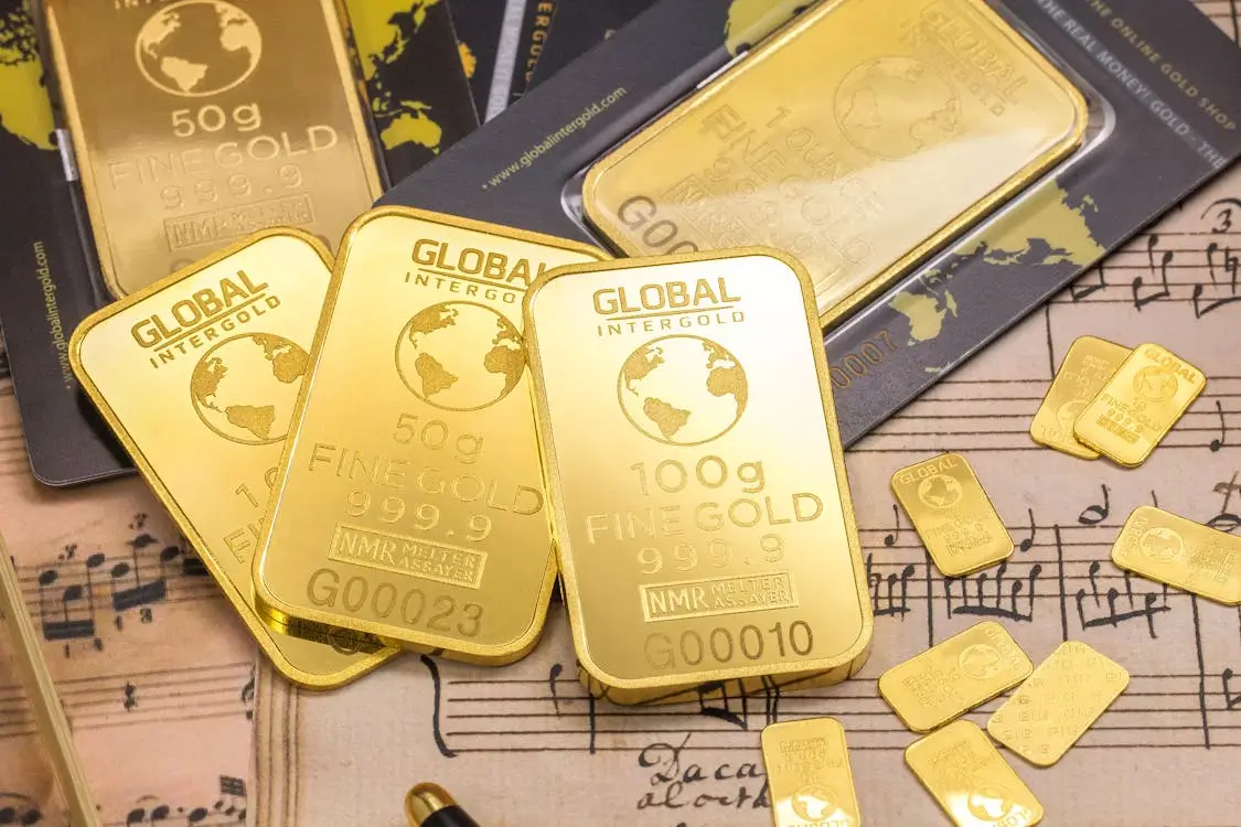 Read more about the article Bitcoin vs. Gold: Key Differences and Risks